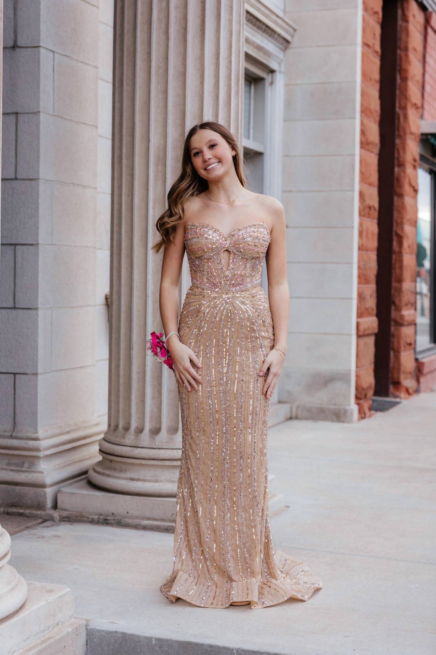 Glamouröses trägerloses Pailletten-Ballkleid