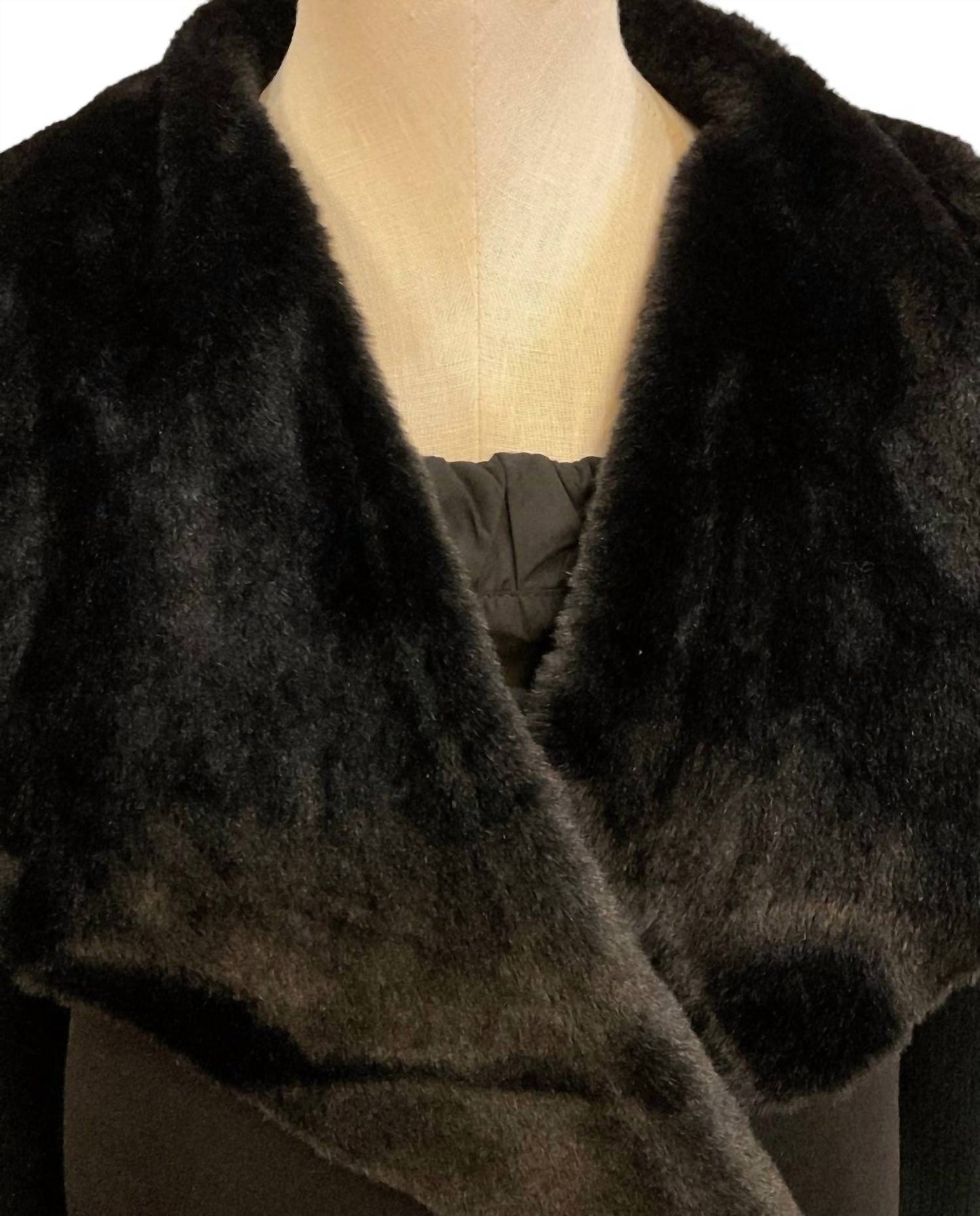 Gehäkelter Damen-Cardigan mit Pelzkragen