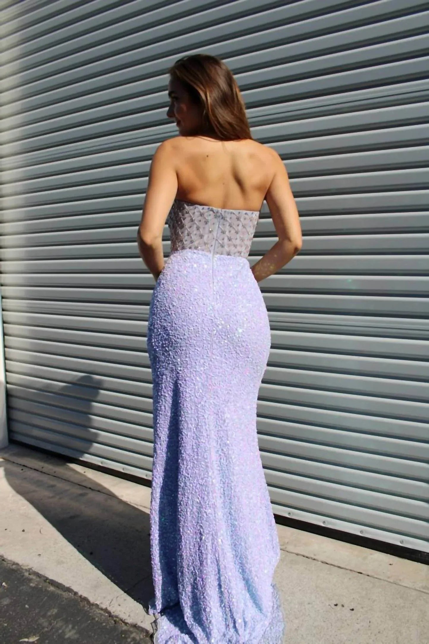 Langes, figurbetontes, perlenbesetztes Ballkleid