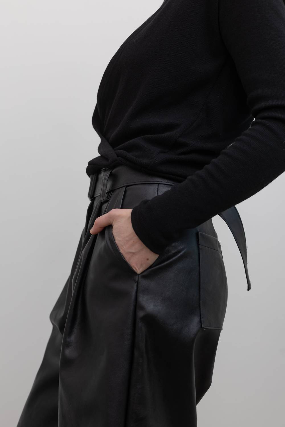Vegane Bermuda-Shorts mit Gürtel