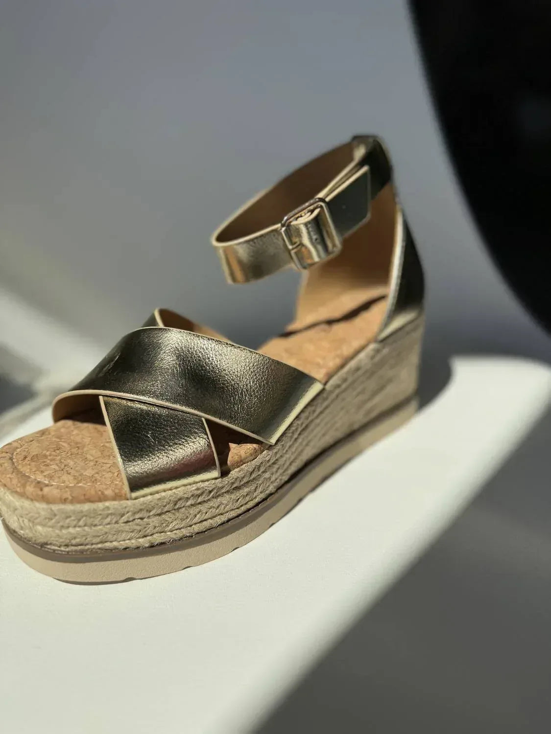 Damen-Keilsandalette mit überkreuzten Riemen und Korkabsatz