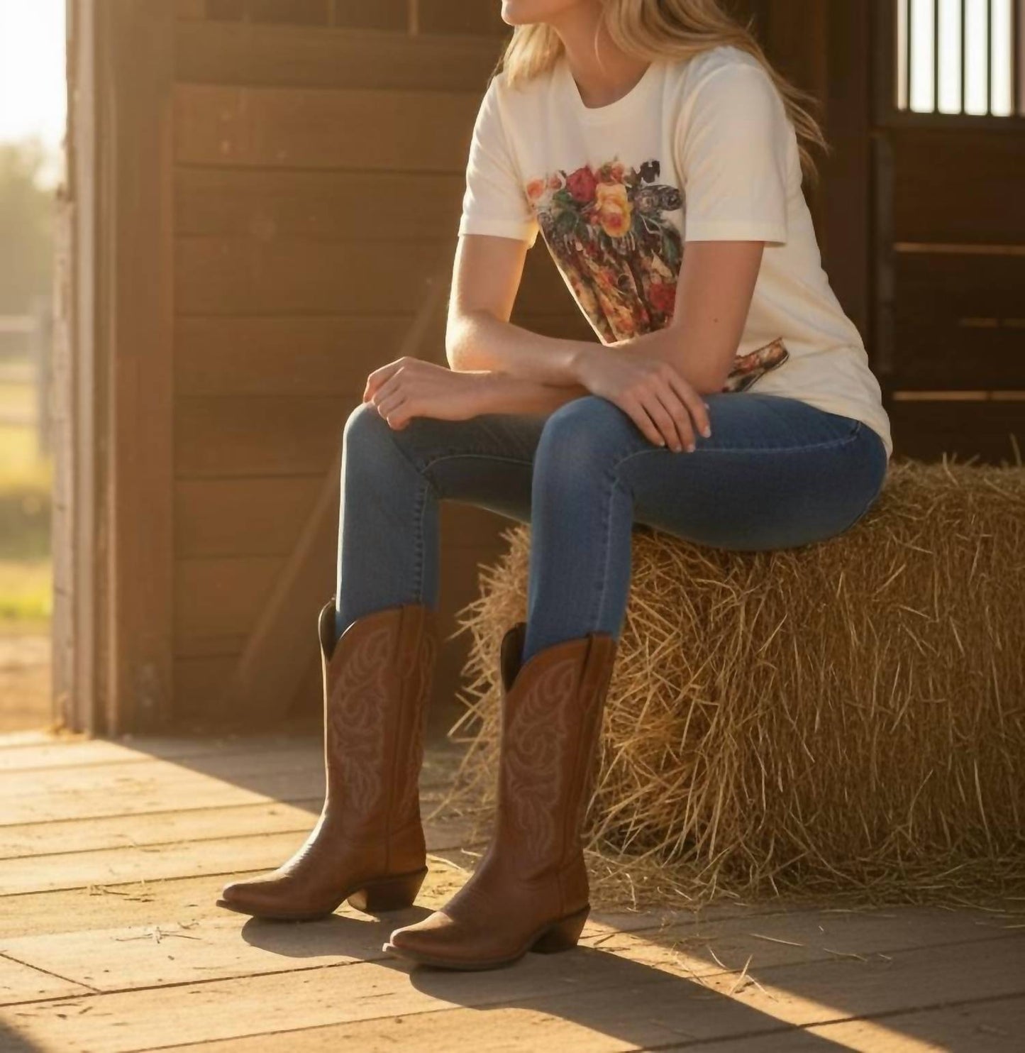 Geblümte Stiefel mit Strass-T-Shirt