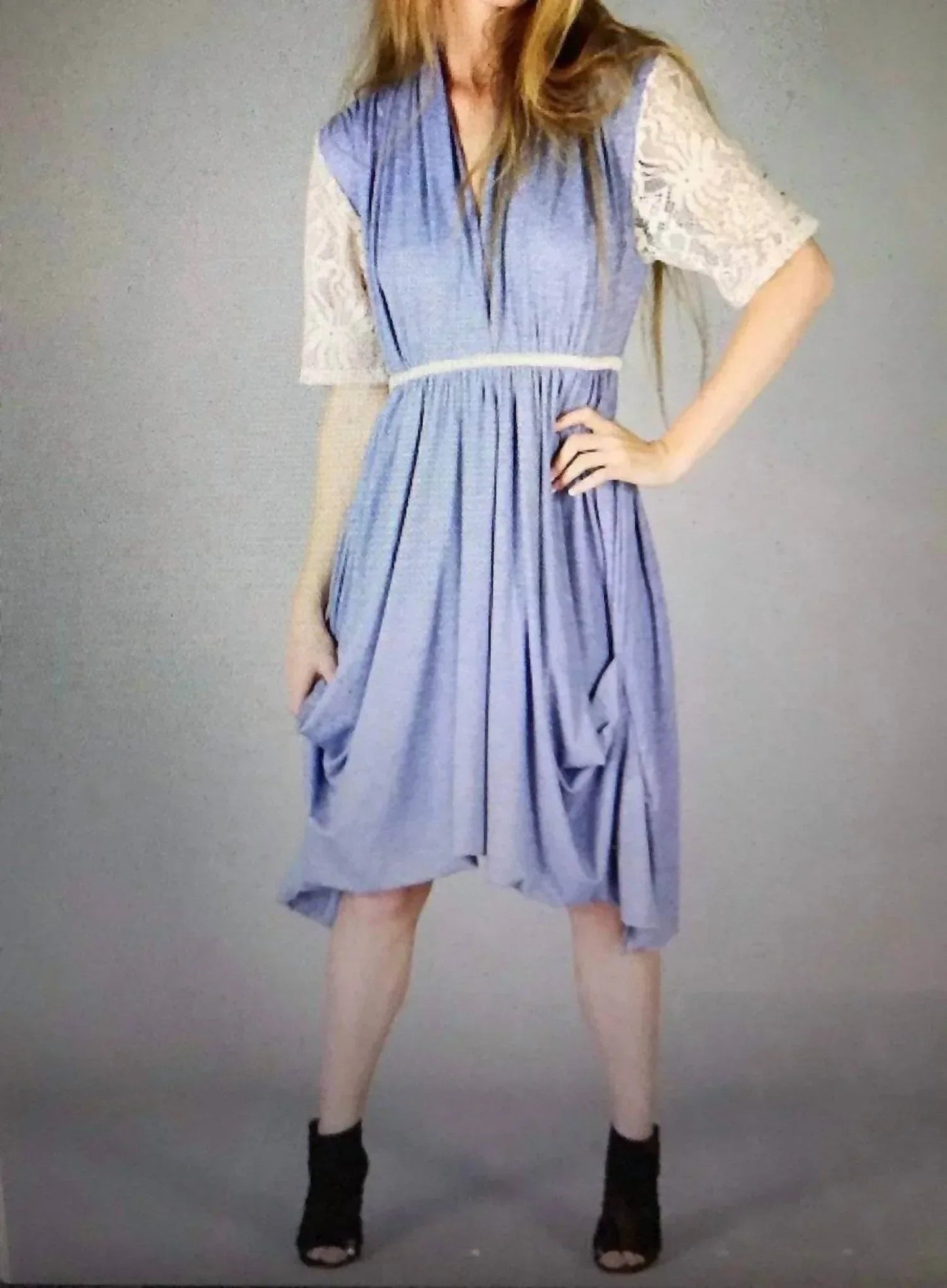 Göttin-Kleid mit Spitze an den Ärmeln und Taschen
