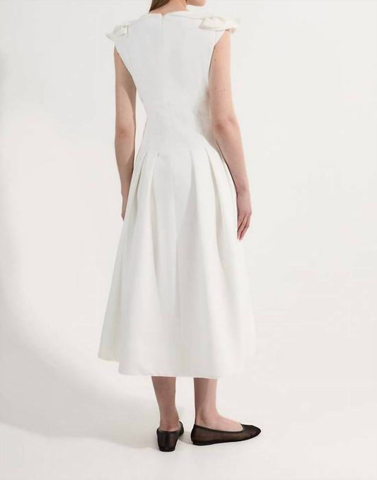 Strukturiertes Crêpe-Midi-Kleid mit Rüschen an den Schultern und figurbetontem Schnitt