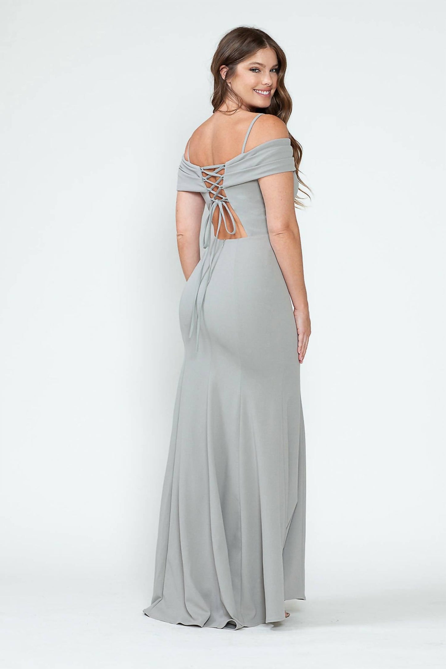 Eng anliegendes schulterfreies Crêpe-Kleid