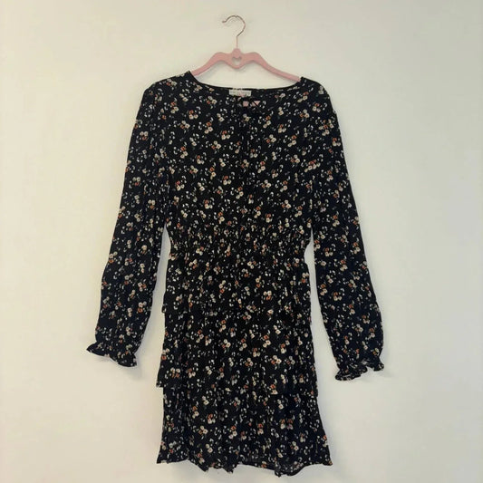 Hochgeschlossenes langärmeliges Blumenkleid