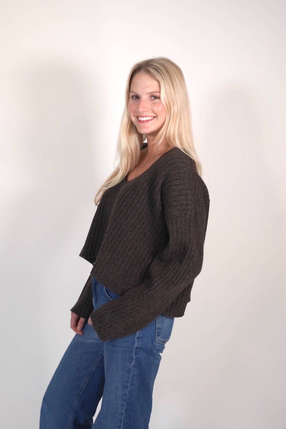 Kurzer Pullover mit V-Ausschnitt