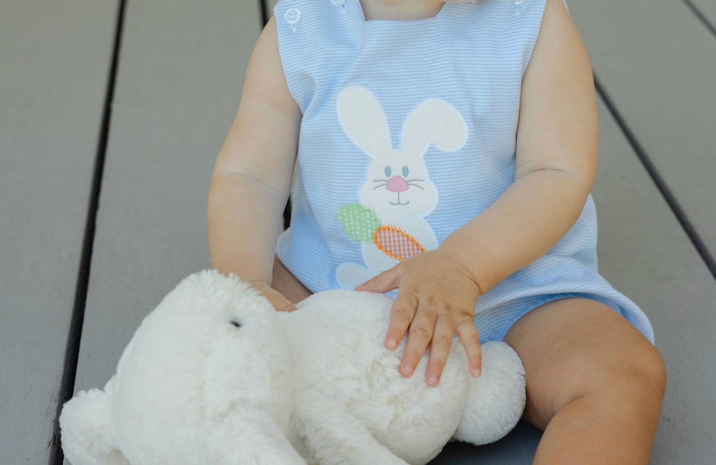 Babys kleiner Hasenstrick-Strampler