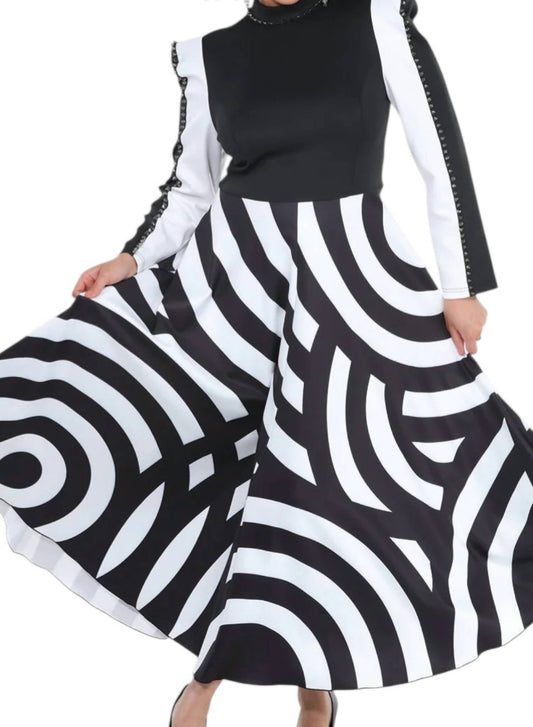 Gestreiftes ausgestelltes Midikleid