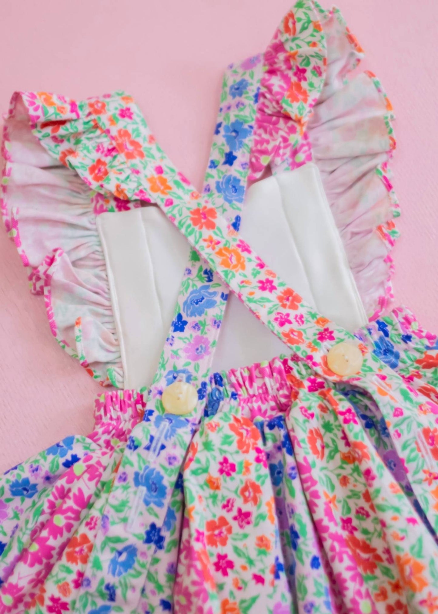 Geblümtes Garten-Patchwork besticktes Latzkleid für Mädchen