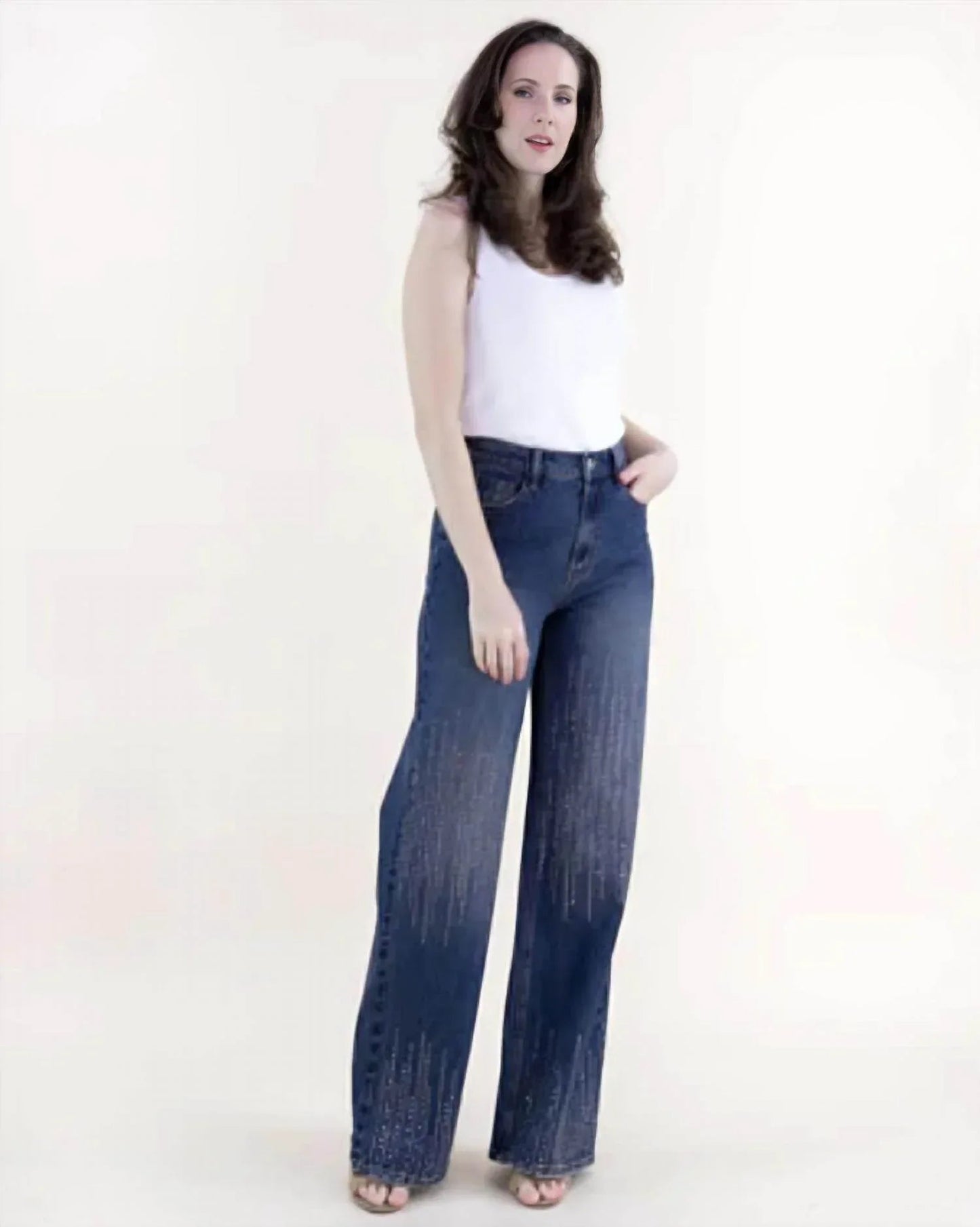 Jeans mit weitem Bein, hoher Taille und eckigen Strassverzierungen in Übergröße