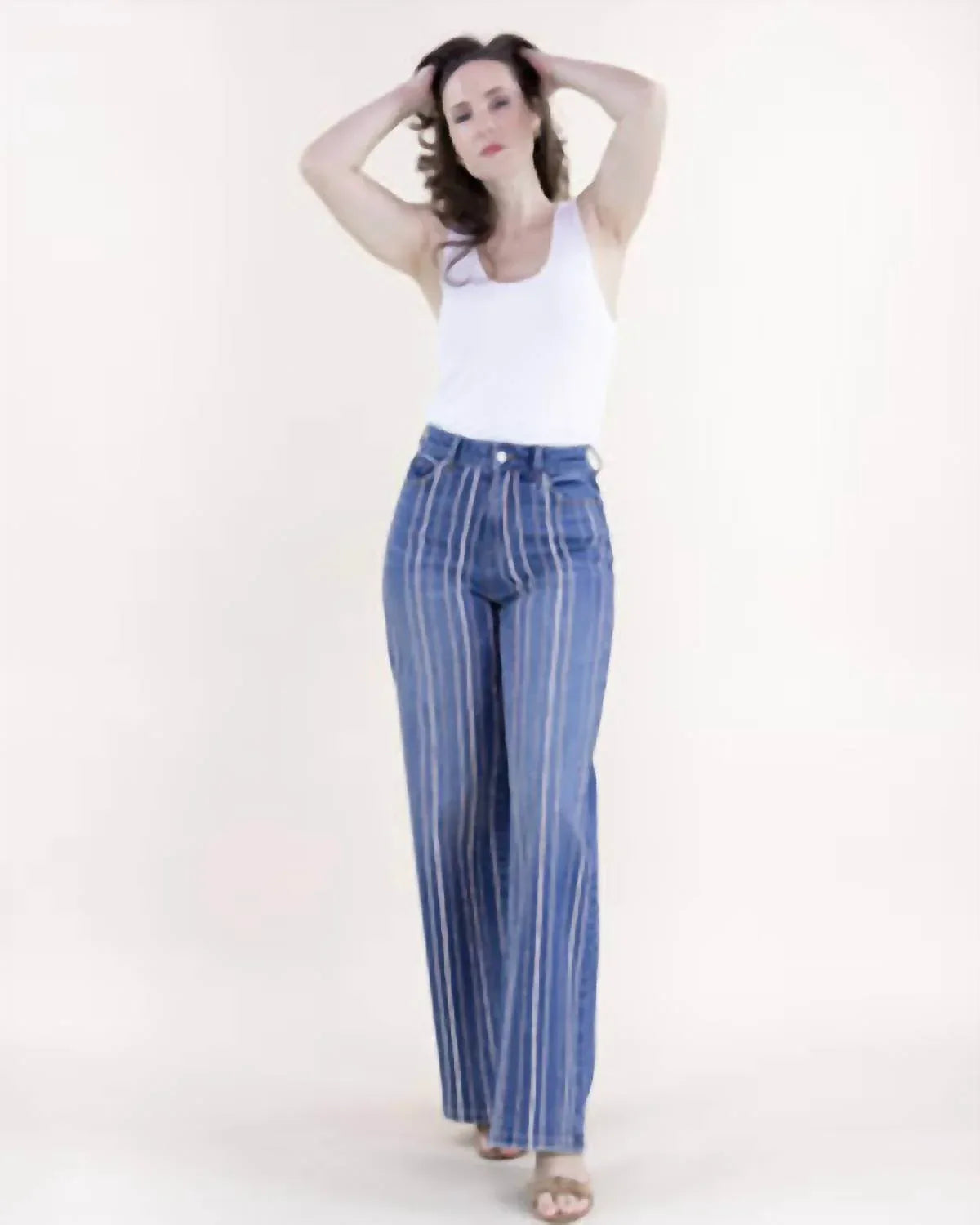 Gestreifte Jeans mit Strassverzierung, hoher Taille und ultraweitem Bein, Plus Size