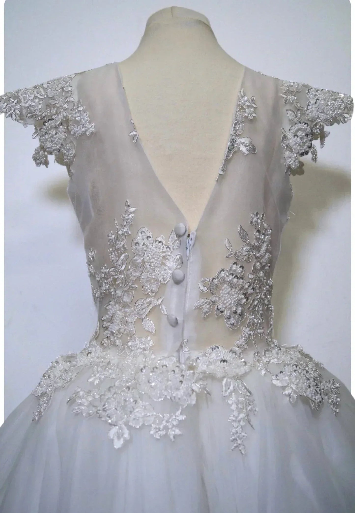 Mädchenkleid aus Seide mit Spitzenbesatz am Oberteil