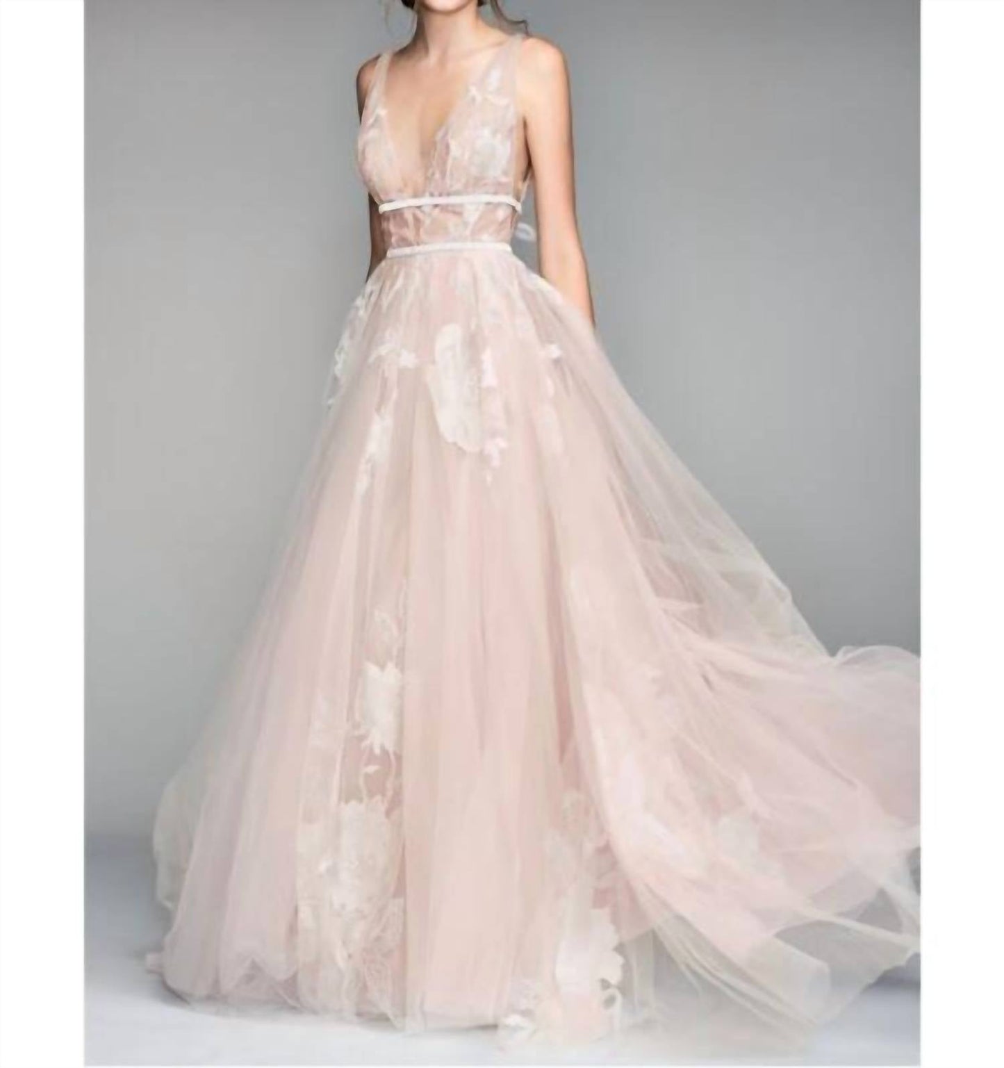 Galatea Brautkleid mit tiefem Ausschnitt