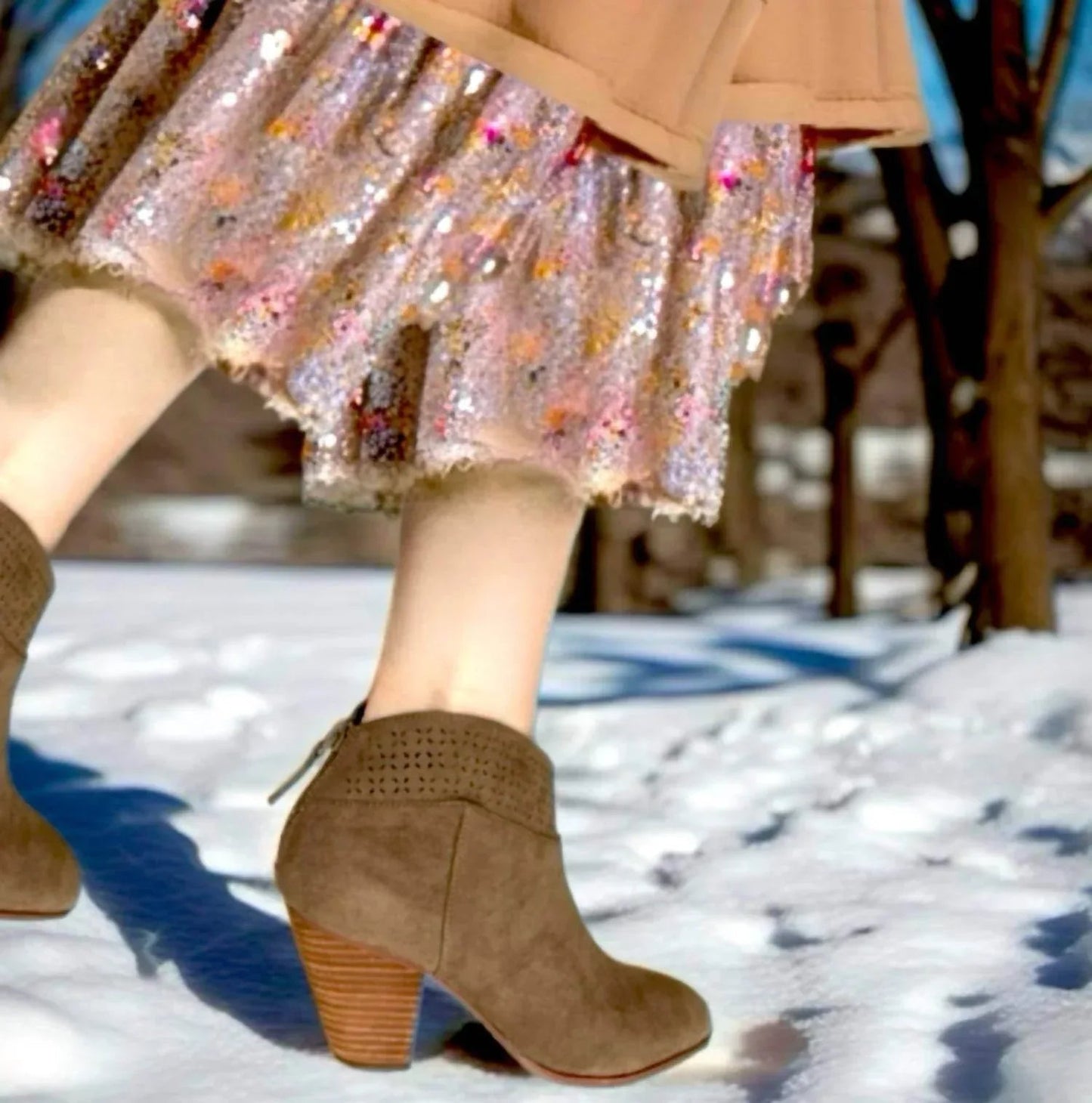 Damen-Stiefelette mit lasergeschnittenem Schaft im Boho-Chic-Stil und Absatz