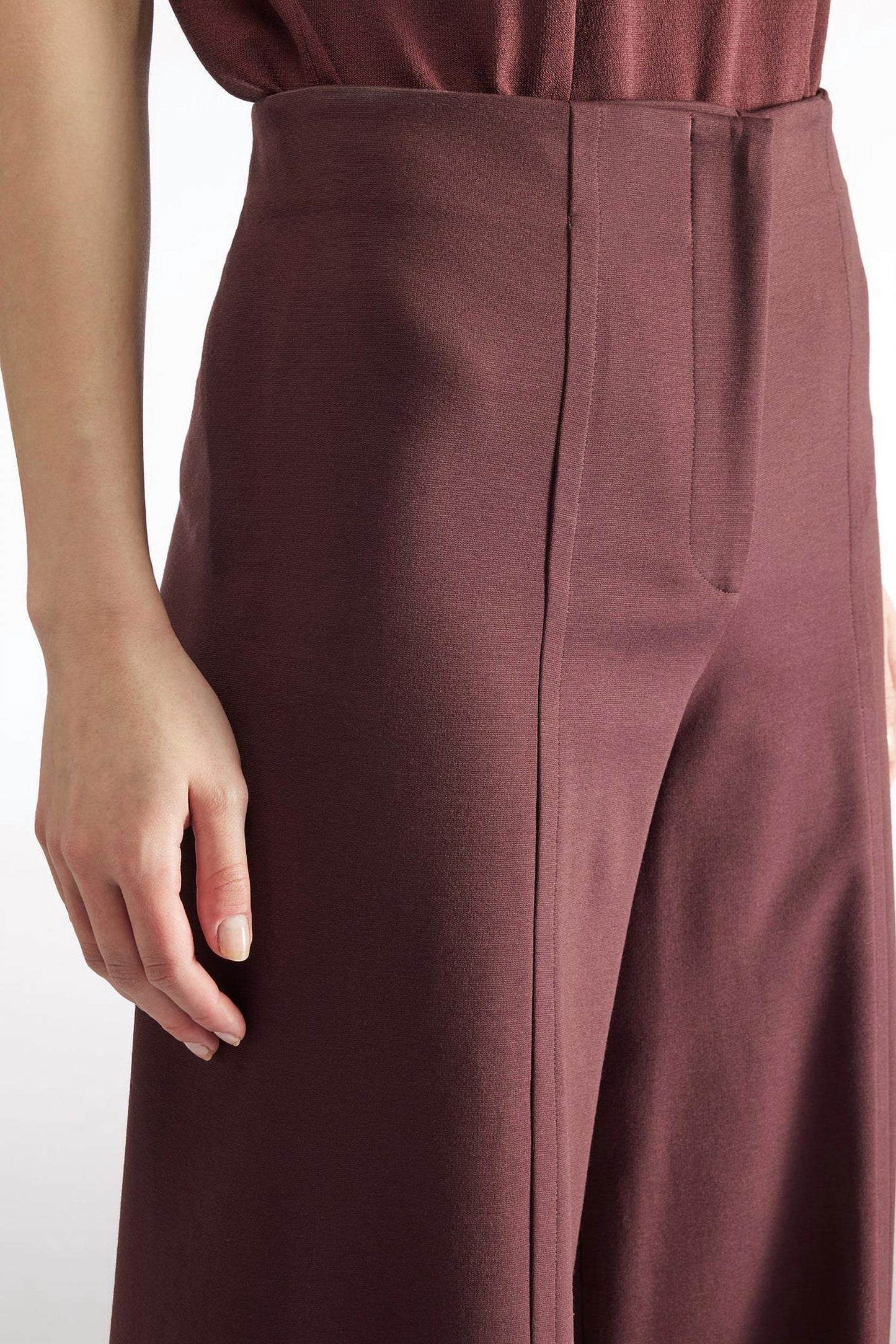Solide Strickhose mit weitem Bein