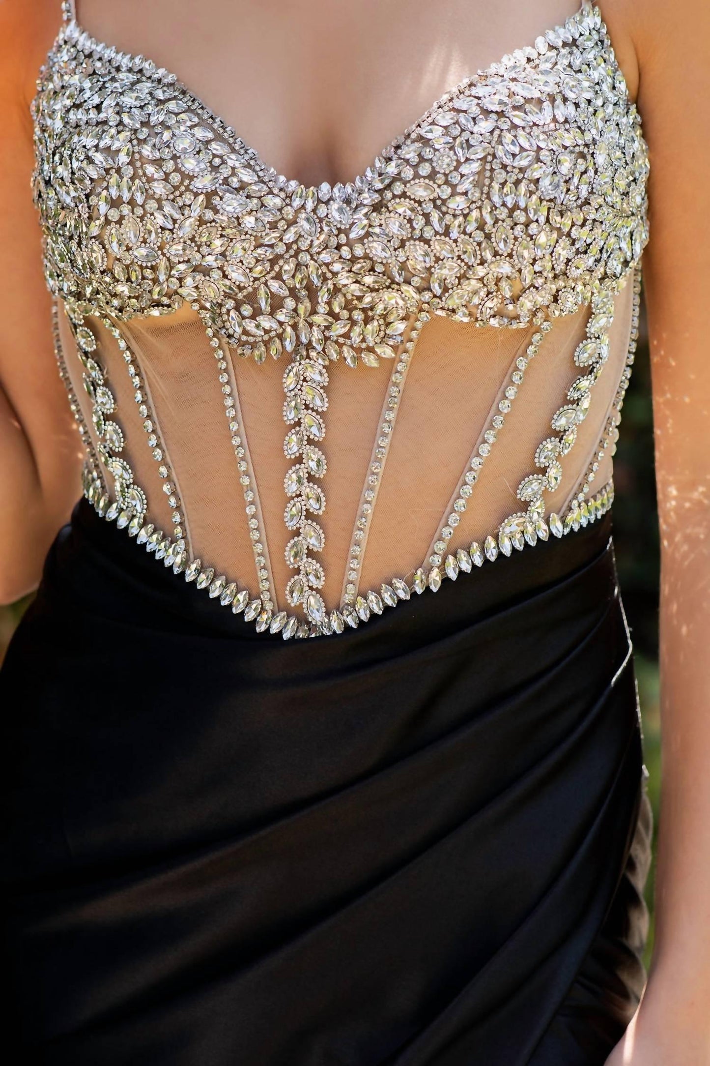 Perlenbesetztes, transparentes Korsettkleid mit Schlitz
