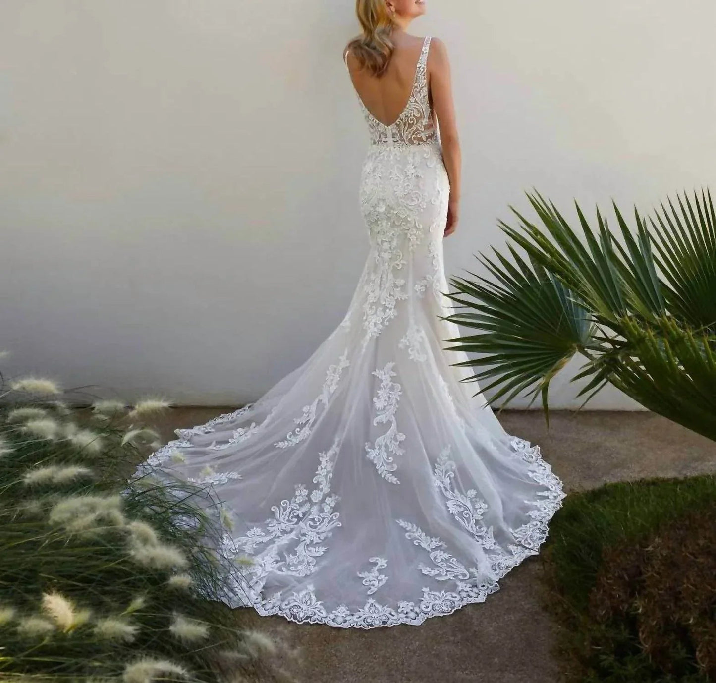 Opulentes, figurbetontes Kleid aus Spitze