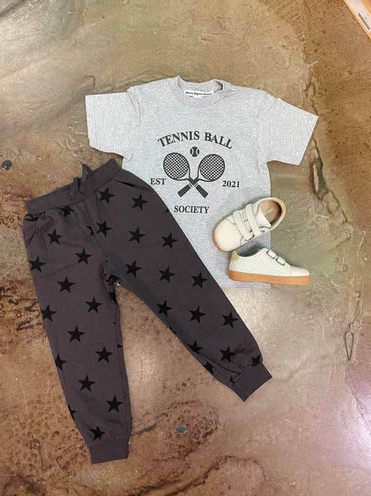 Mädchen-Tennisball-Gesellschaft Grafik-T-Shirt