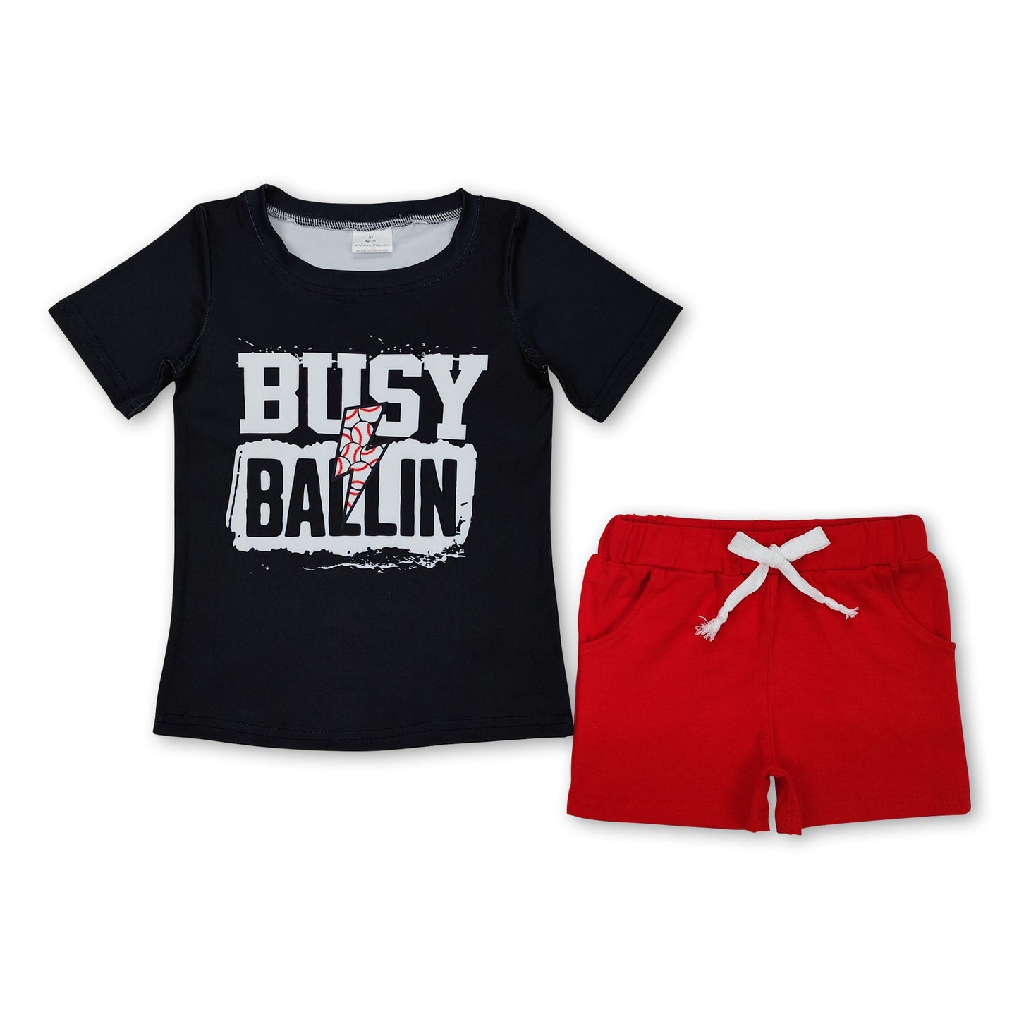 Schwarzes „Busy Ballin“ Baseball-Oberteil, rote Shorts, Jungenkleidung