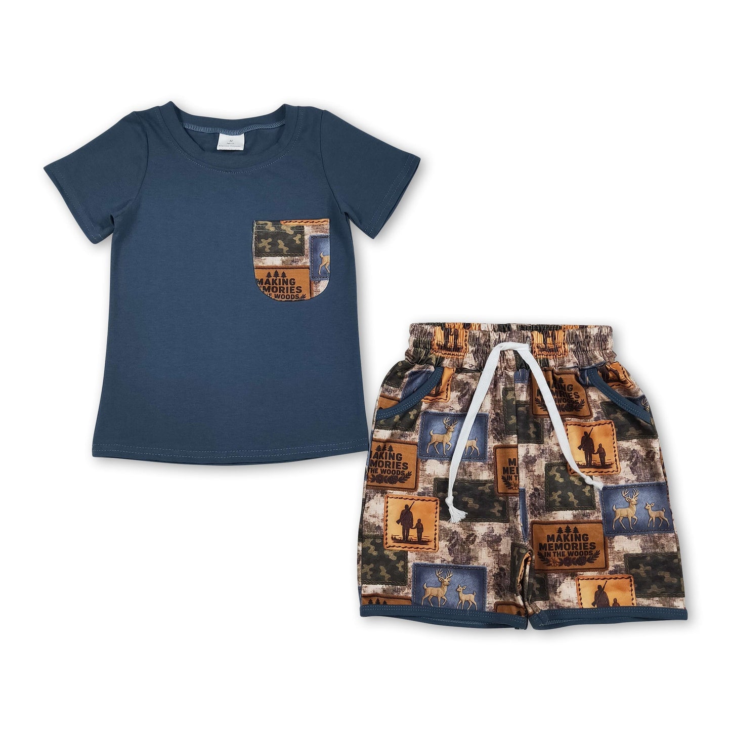 Blaues Kurzarm-Oberteil mit Tasche und Camouflage-Shorts mit Hirschmotiv für Jungen