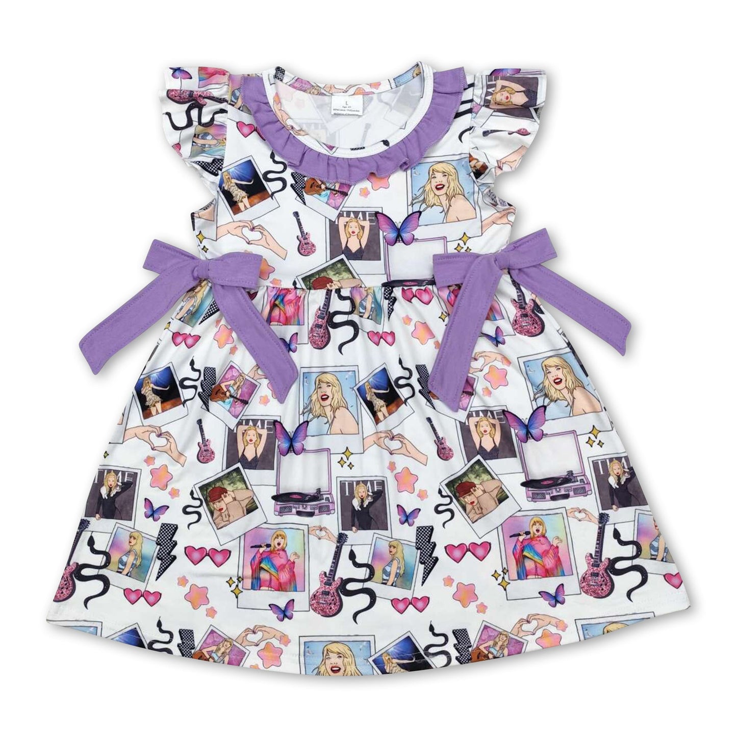 Mädchenkleid mit Lavendel-Schmetterlingsärmeln, Schmetterlingsgitarre und Sängerin