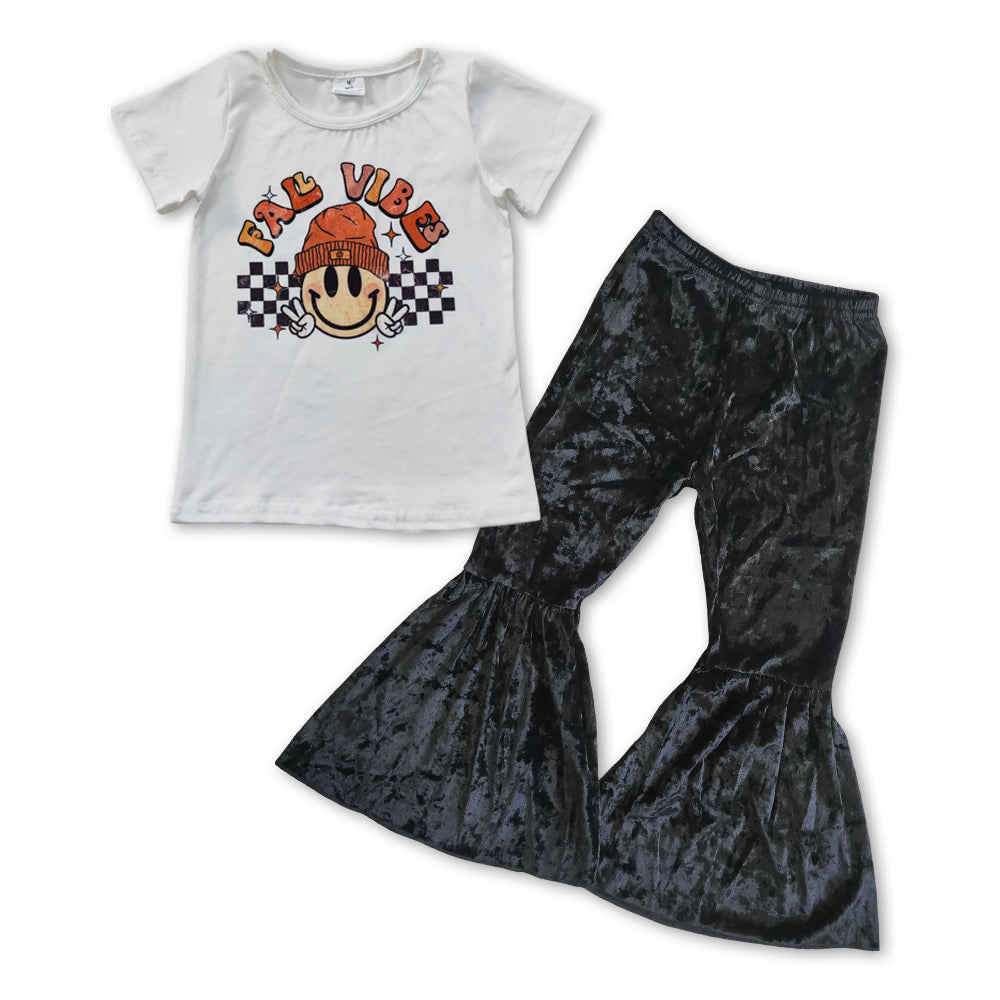 Herbst-Vibes Lächeln kariertes Hemd schwarze Samthose Mädchenbekleidung