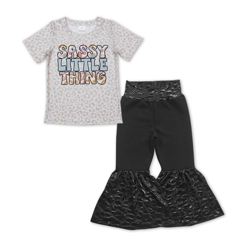 Keckes kleines Leopardenoberteil schwarze Hose Mädchen Outfits