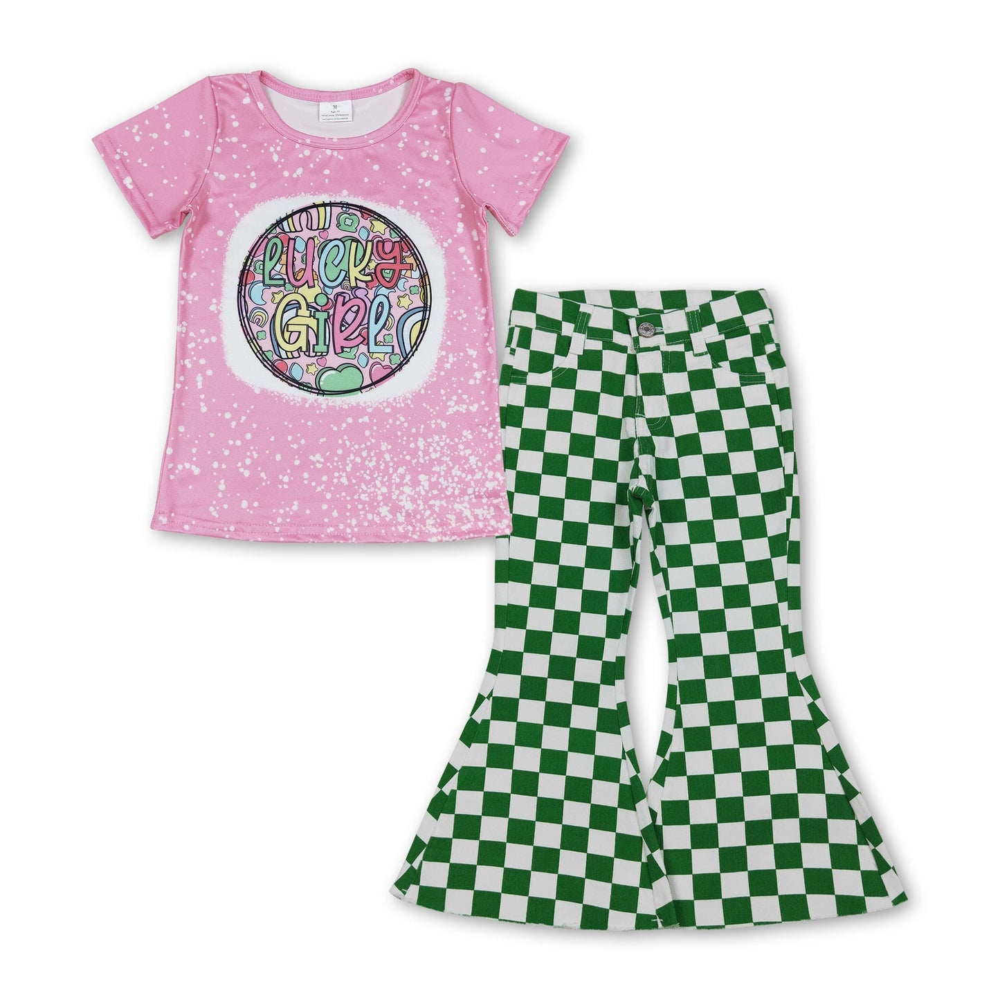 Glückliches Mädchen gebleichtes Oberteil grüne Karohose St. Patrick's Outfit