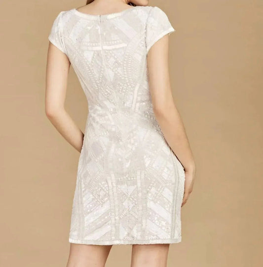 Hochzeits-Minikleid mit V-Ausschnitt, Perlenstickerei und Flügelärmeln