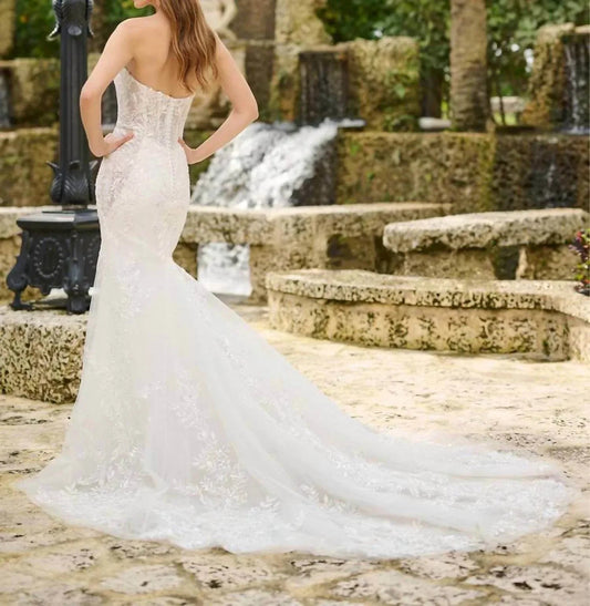 Vollständig mit Perlen besticktes Spitzenkleid
