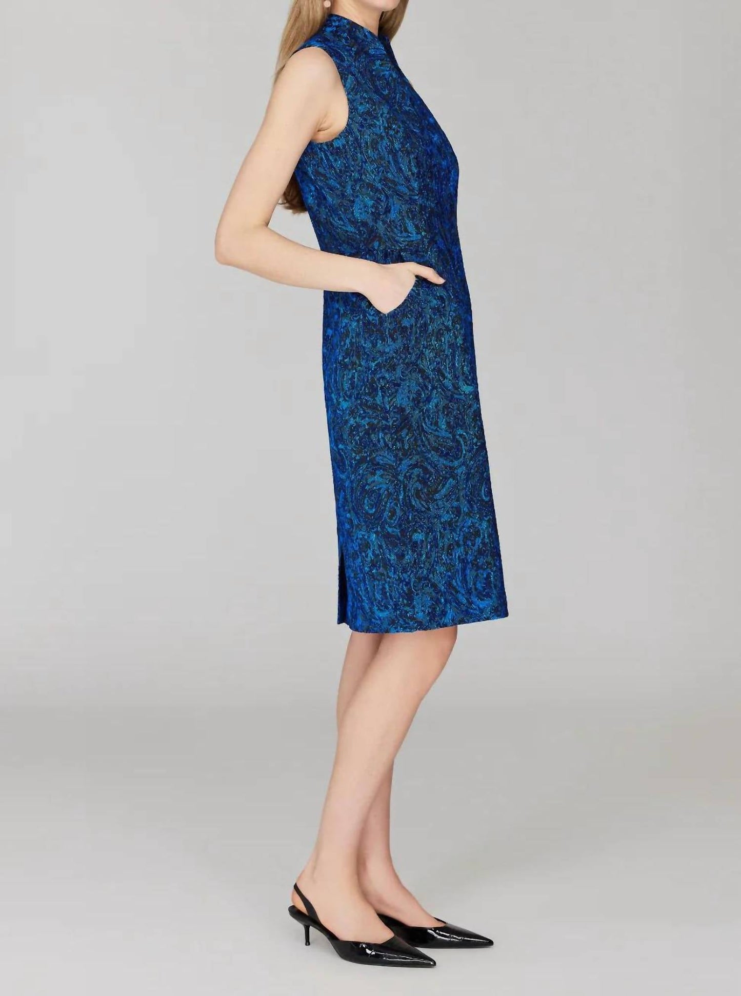Tailliertes Kleid aus Paisley-Stretch-Jacquard