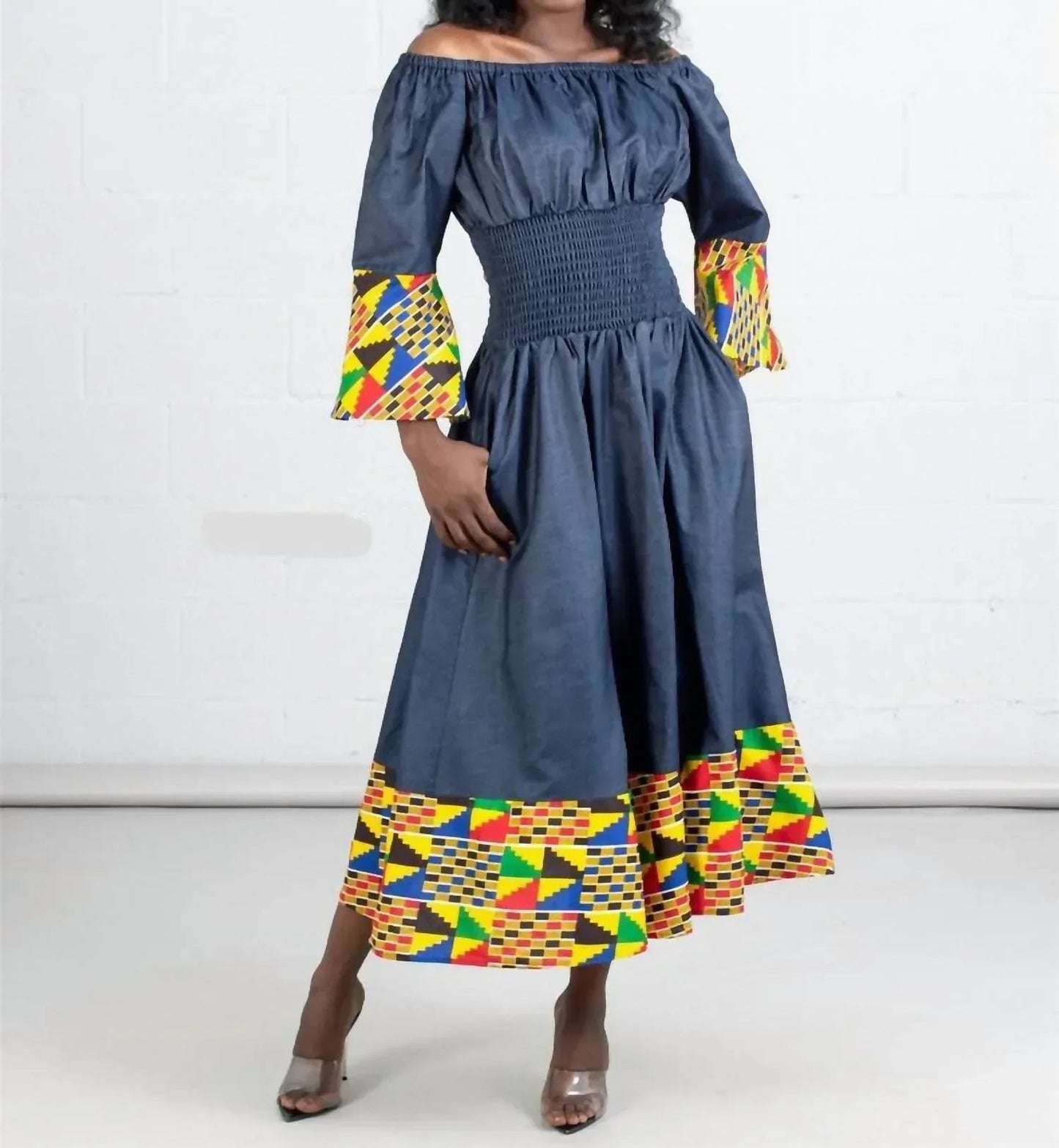Schulterfreies Kleid mit gesmokter Taille