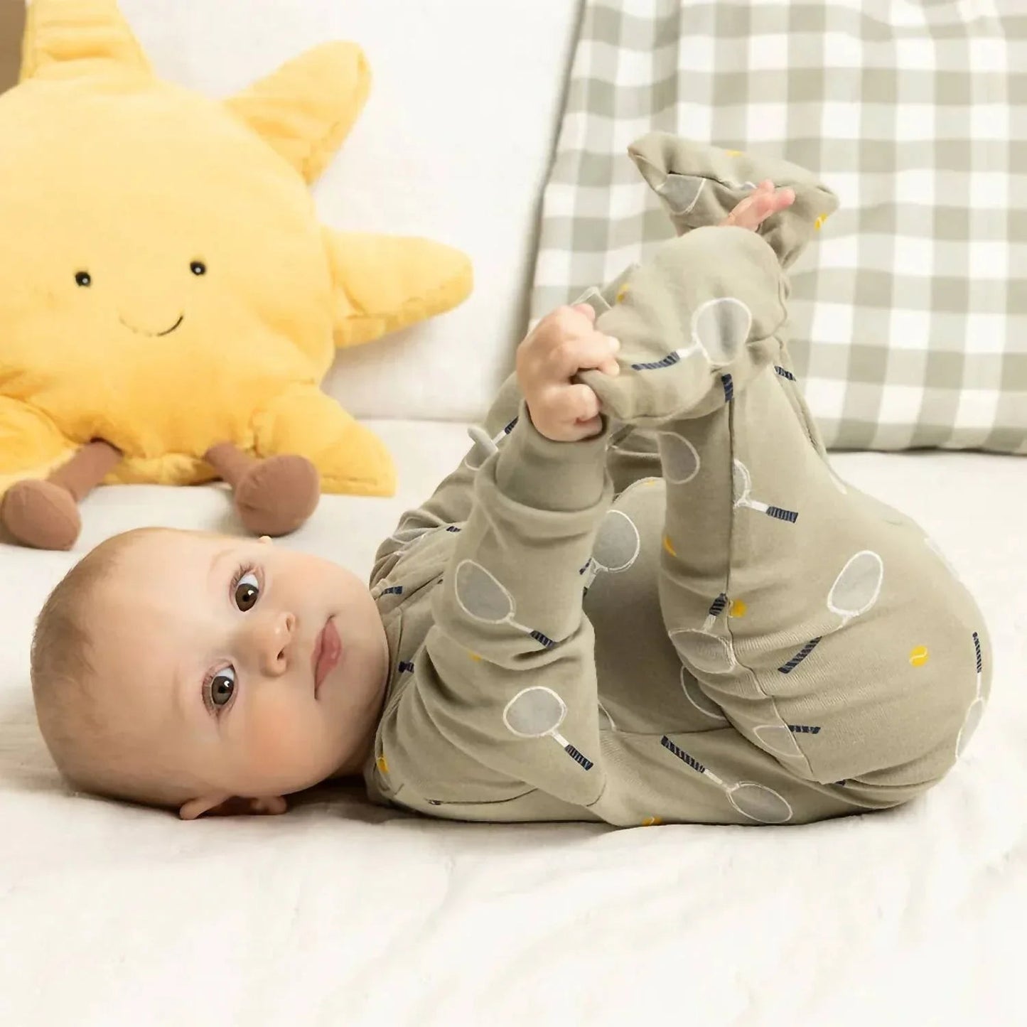 Baby-Strickstrampler mit langen Ärmeln und Füßen