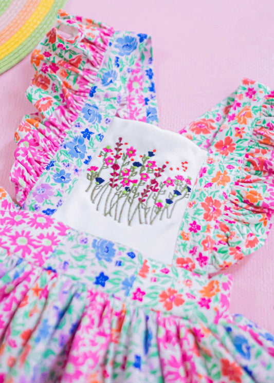 Geblümtes Garten-Patchwork besticktes Latzkleid für Mädchen