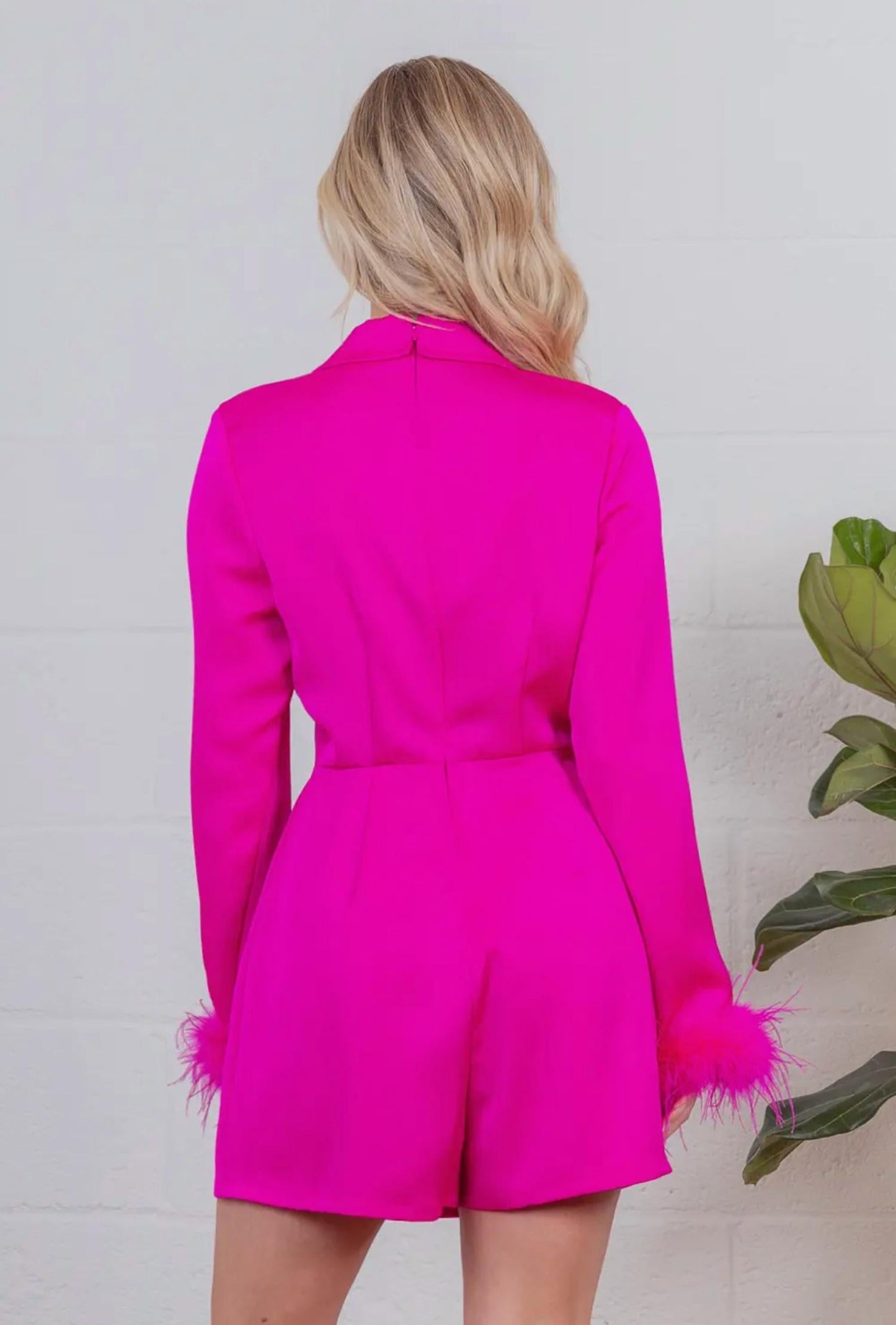 Der luxuriöse Feather Cuff Satin-Romper