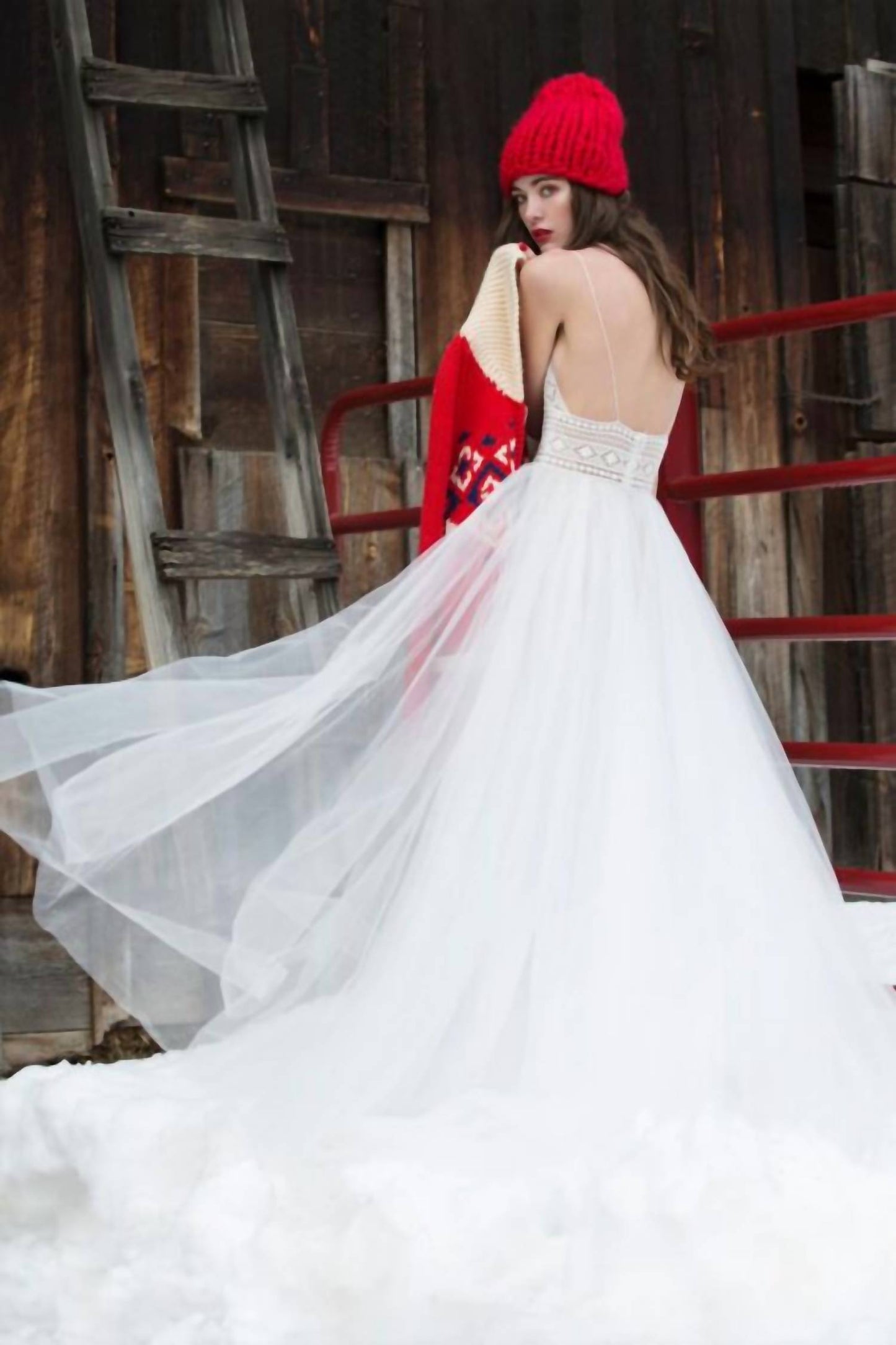 Brautkleid mit Spaghettiträgern in Distel-Optik
