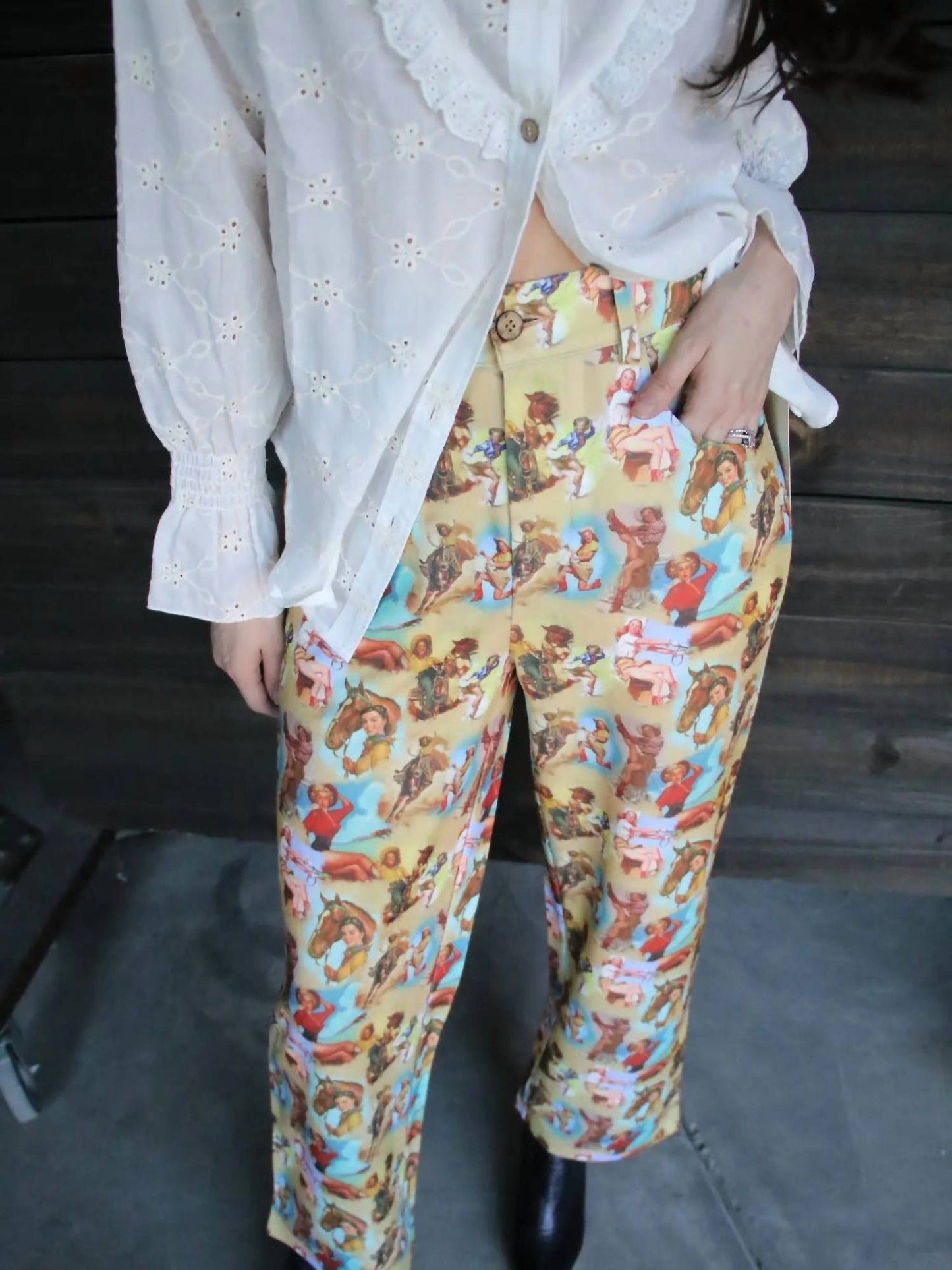 Kurze Hose mit Retro-Cowgirl-Print