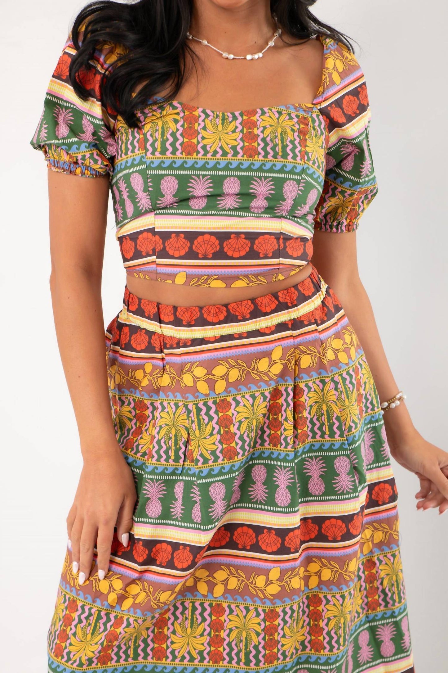 Crop Top mit Puffärmeln im Tropen-Look