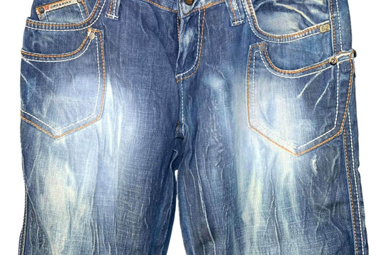 Authentische Damenjeans im 90er-Jahre-Look