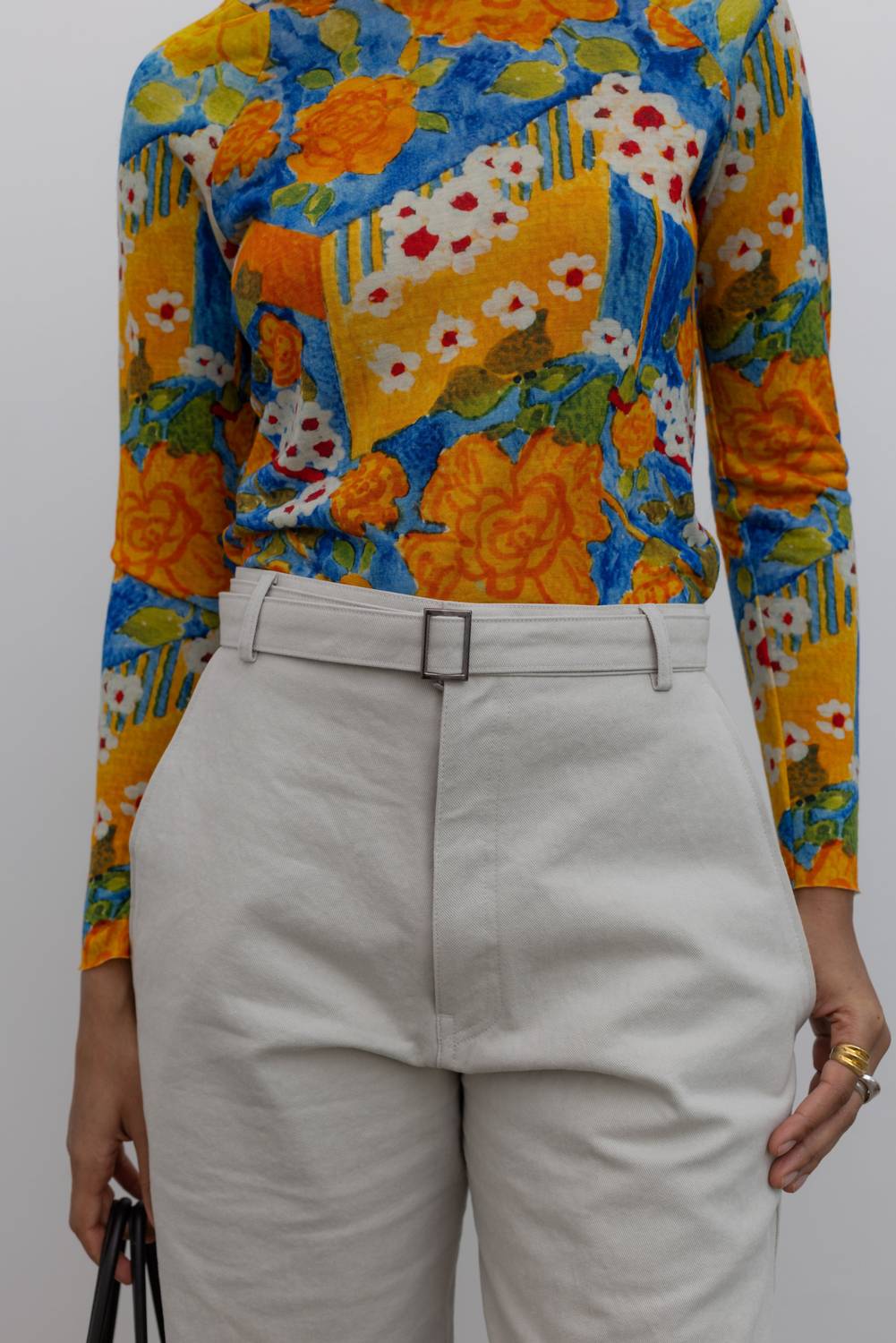 Gebogene Chino-Hose mit Gürtel