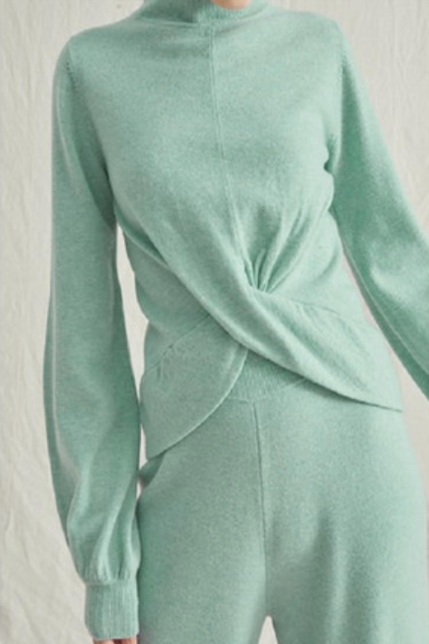 Oberteil mit Twist-Detail und weite Hose