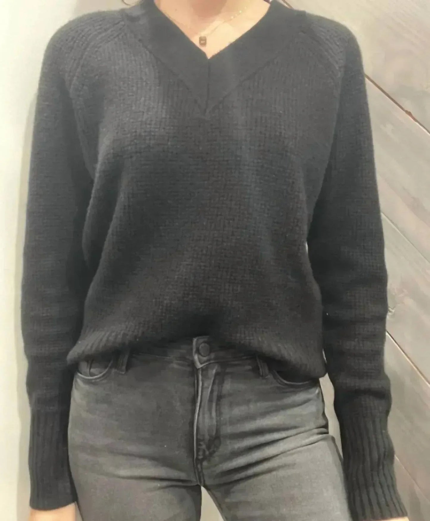 Kaschmir-Pullover mit V-Ausschnitt und Waffelstrickmuster