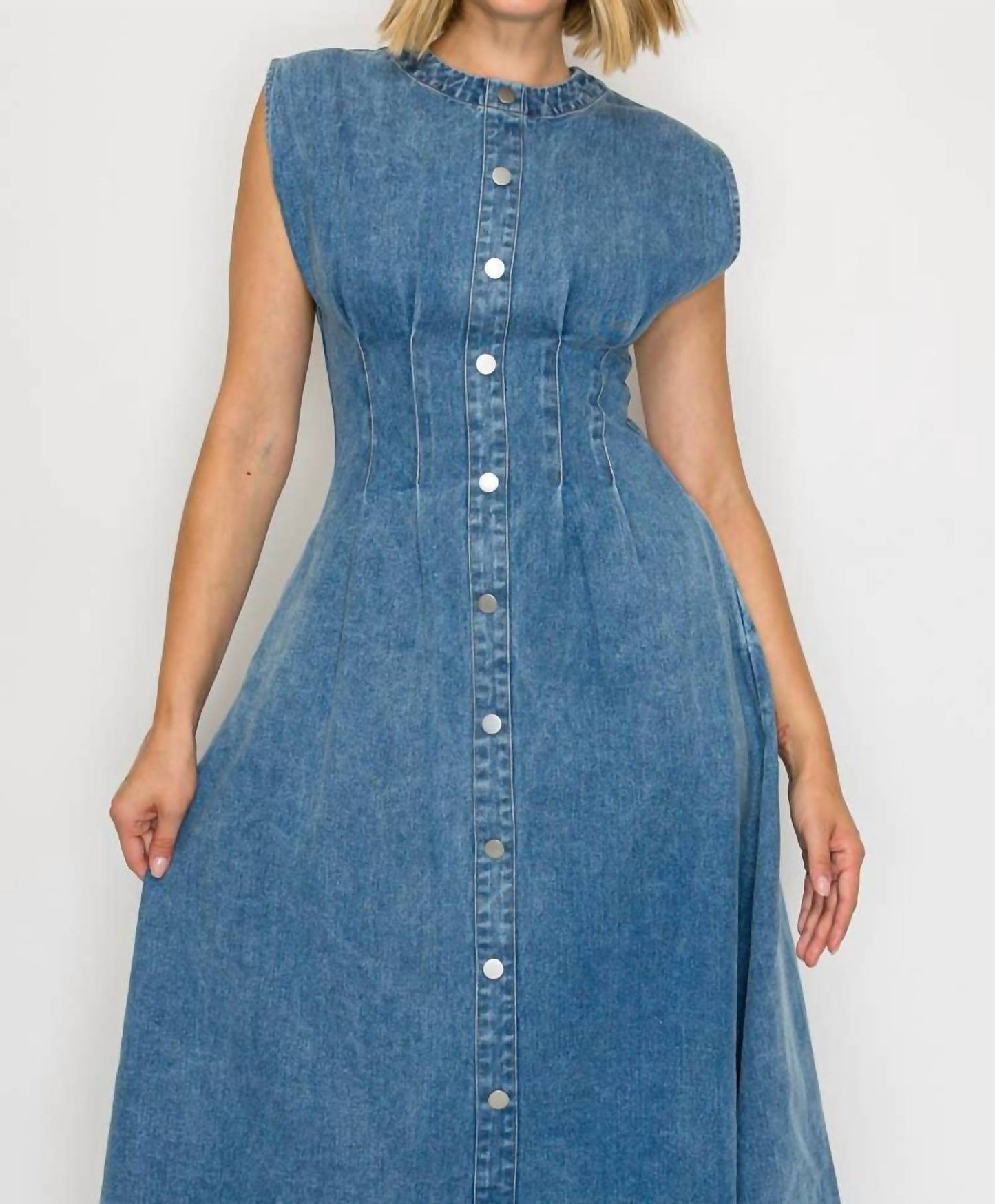 Zeitloses Hemdblusenkleid in Midilänge