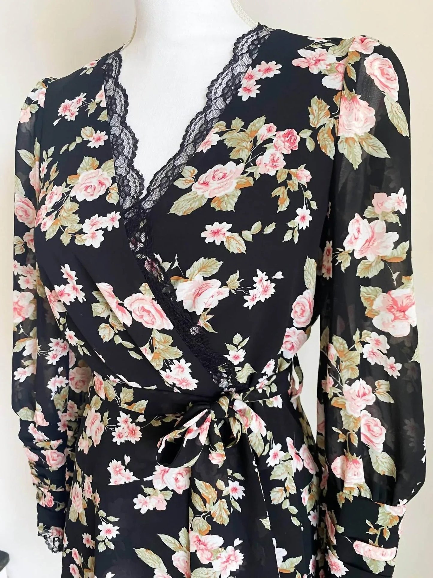 Damen Blumenkleid mit V-Ausschnitt und Gürtel