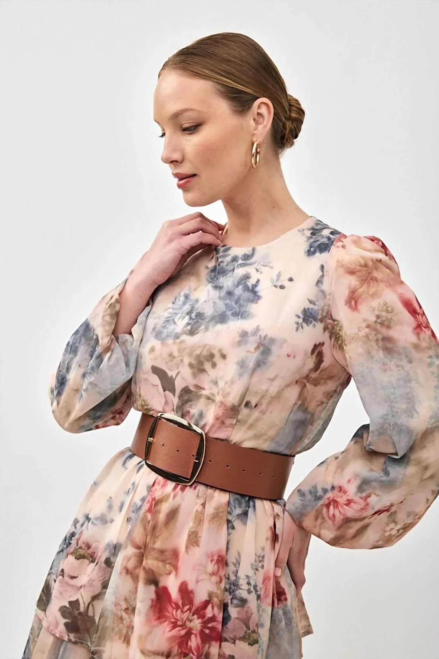 Oina Maxikleid mit Stufenrock und Puffärmeln