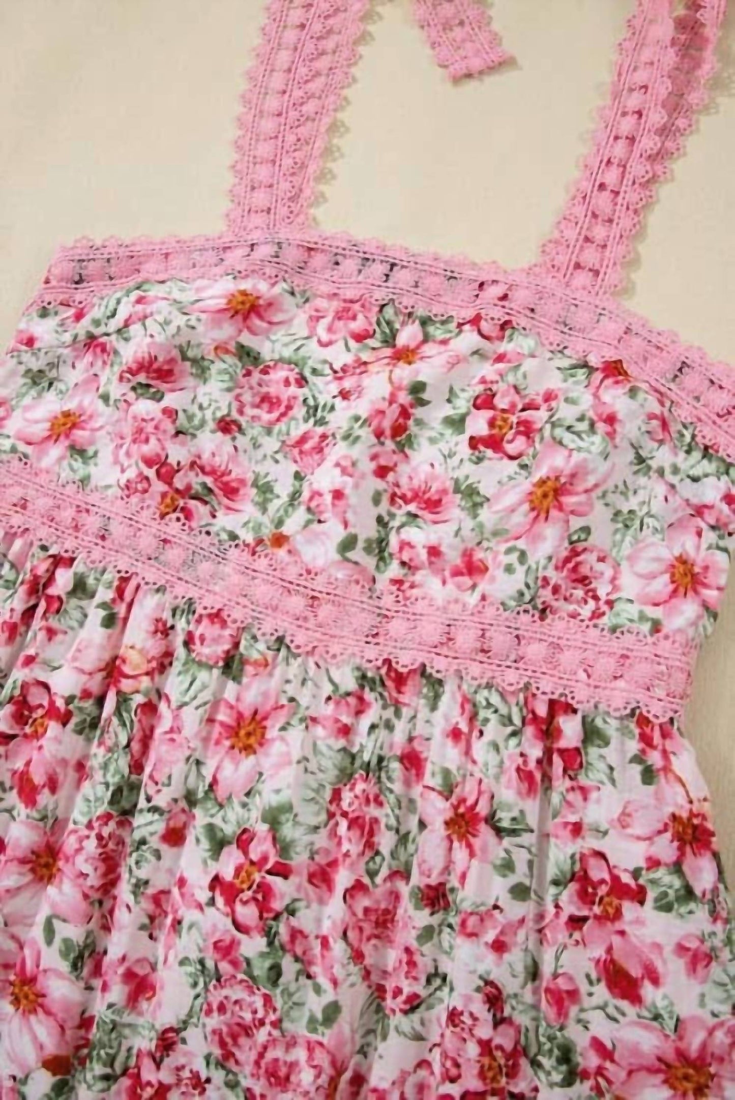 Florales Spitzen-Maxikleid mit Bindeträgern und Empire-Taille