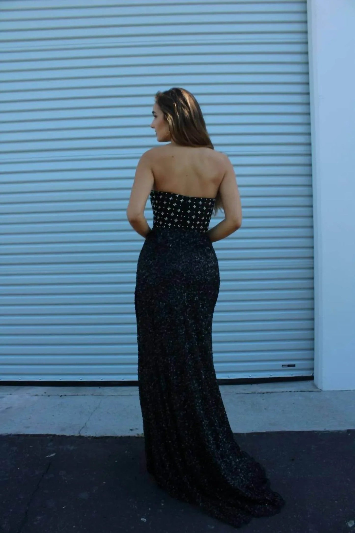 Langes, figurbetontes, perlenbesetztes Ballkleid