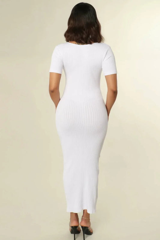 Geripptes figurbetontes Kleid mit V-Ausschnitt