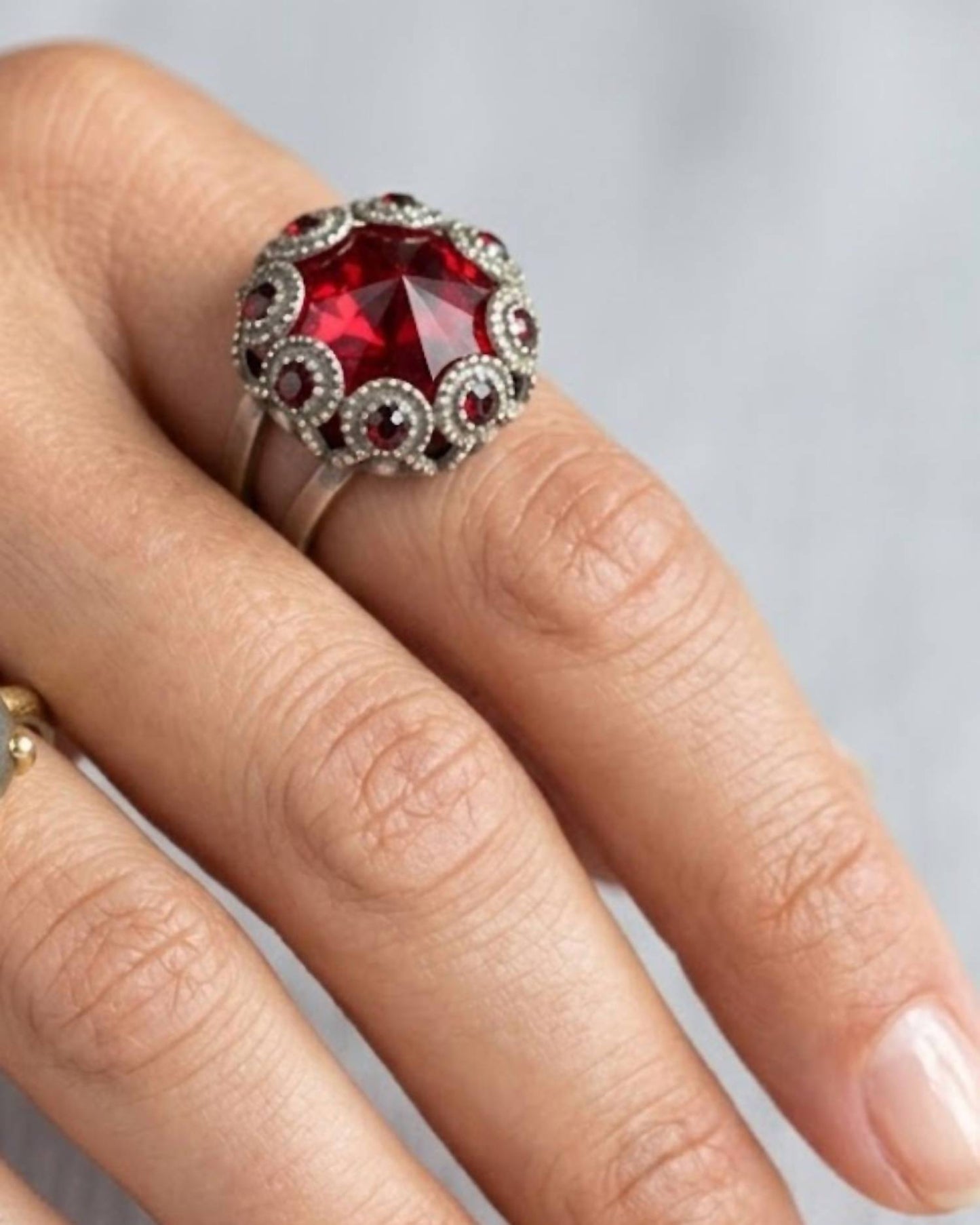 Dame in rotem Ring